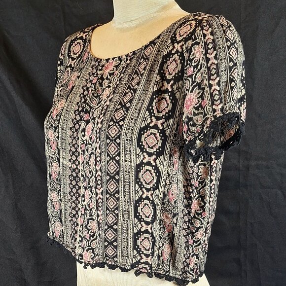 Women's FOREVER 21 Black Pink Floral Paisley Knit Top Lace Trim Size S Cropped - Picture 2 of 4
